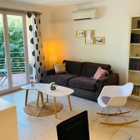 Robert Soleau Bright Design Flat Center Of Αντίμπ