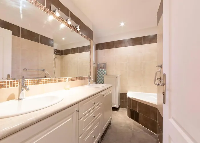 Robert Soleau Bright Design Flat Center Of Apartment *